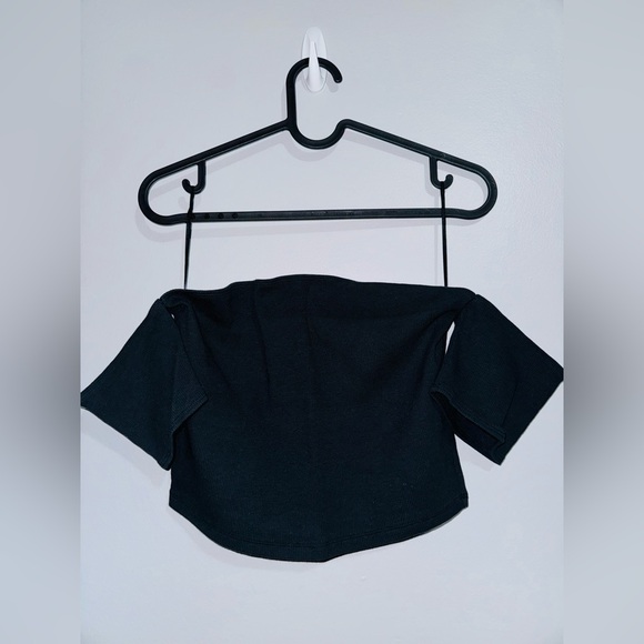 🌻 𝐀𝐛𝐞𝐫𝐜𝐫𝐨𝐦𝐛𝐢𝐞 & 𝐅𝐢𝐭𝐜𝐡 𝐁𝐥𝐚𝐜𝐤 𝐎𝐟𝐟-𝐒𝐡𝐨𝐮𝐥𝐝𝐞𝐫 𝐂𝐫𝐨𝐩 𝐓𝐨𝐩 - Picture 2 of 3